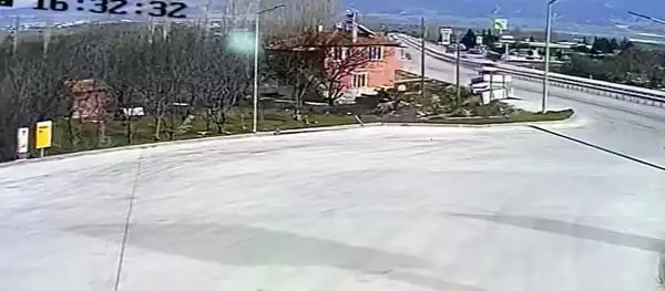 ACİL TIP UZMANI DOKTOR OTOMOBİLİYLE TAKLA ATTIĞI KAZADA ÖLDÜ ACİL TIP UZMANI DOKTOR OTOMOBİLİYLE TAKLA ATTIĞI KAZADA ÖLDÜ