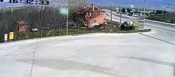 ACİL TIP UZMANI DOKTOR OTOMOBİLİYLE TAKLA ATTIĞI KAZADA ÖLDÜ ACİL TIP UZMANI DOKTOR OTOMOBİLİYLE TAKLA ATTIĞI KAZADA ÖLDÜ