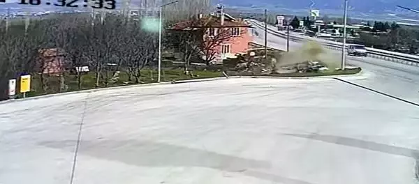 ACİL TIP UZMANI DOKTOR OTOMOBİLİYLE TAKLA ATTIĞI KAZADA ÖLDÜ ACİL TIP UZMANI DOKTOR OTOMOBİLİYLE TAKLA ATTIĞI KAZADA ÖLDÜ