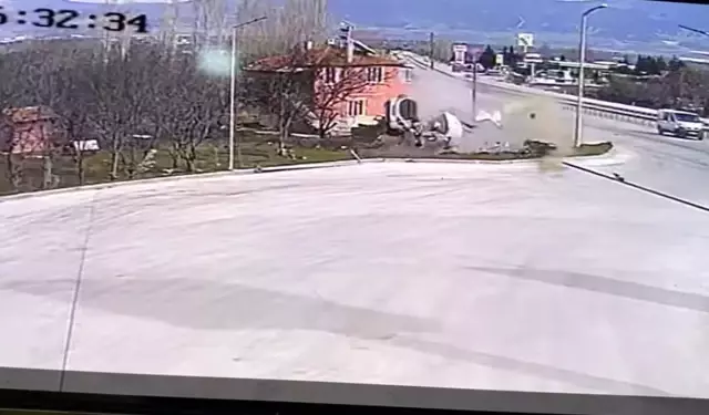 Son dakika... Acil tıp uzmanı genç doktorun hayatını kaybettiği feci kaza kamerada Son dakika... Acil tıp uzmanı genç doktorun hayatını kaybettiği feci kaza kamerada