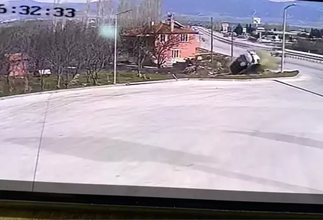 Son dakika... Acil tıp uzmanı genç doktorun hayatını kaybettiği feci kaza kamerada Son dakika... Acil tıp uzmanı genç doktorun hayatını kaybettiği feci kaza kamerada