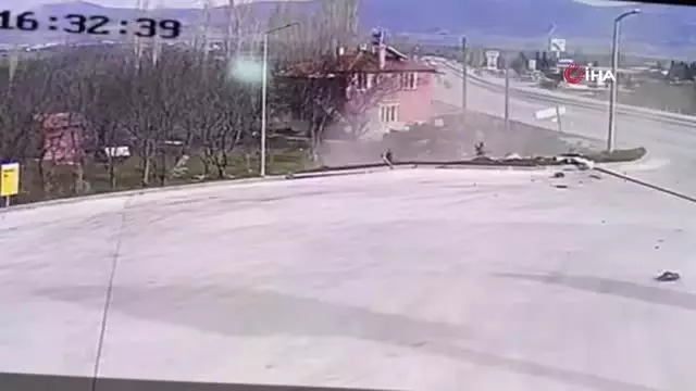 Son dakika... Acil tıp uzmanı genç doktorun hayatını kaybettiği feci kaza kamerada Son dakika... Acil tıp uzmanı genç doktorun hayatını kaybettiği feci kaza kamerada