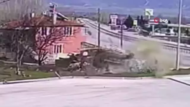 Son dakika... Acil tıp uzmanı genç doktorun hayatını kaybettiği feci kaza kamerada Son dakika... Acil tıp uzmanı genç doktorun hayatını kaybettiği feci kaza kamerada
