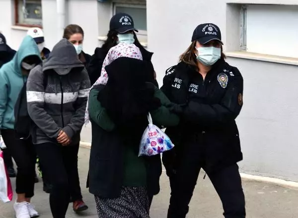 Adana'da 'garanti kupon' vaadiyle yasa dışı bahis dolandırıcılığına 29 tutuklama Adana'da 'garanti kupon' vaadiyle yasa dışı bahis dolandırıcılığına 29 tutuklama