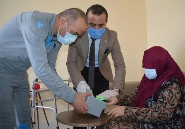 AĞRI'DA HASTA VE YAŞLILARA 'EVDE NÜFUS CÜZDANI' HİZMETİ AĞRI'DA HASTA VE YAŞLILARA 'EVDE NÜFUS CÜZDANI' HİZMETİ