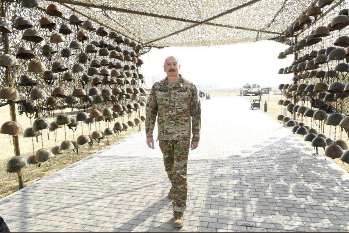 Aliyev'in ölen Ermeni askerlerin miğferleri ile çektirdiği fotoğraf sosyal medyayı karıştırdı