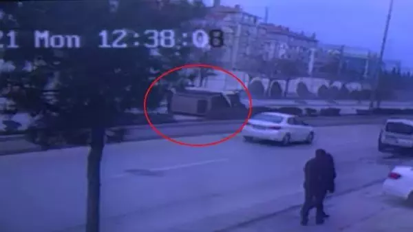 Son dakika haberleri... Ankara'da kaza sonrası yaklaşık 200 metre dönerek sürüklenen otomobil kamerada Son dakika haberleri... Ankara'da kaza sonrası yaklaşık 200 metre dönerek sürüklenen otomobil kamerada