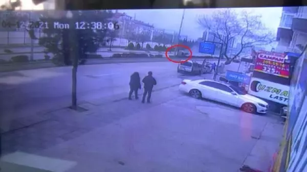 Son dakika haberleri... Ankara'da kaza sonrası yaklaşık 200 metre dönerek sürüklenen otomobil kamerada Son dakika haberleri... Ankara'da kaza sonrası yaklaşık 200 metre dönerek sürüklenen otomobil kamerada