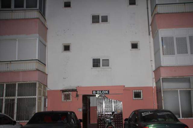 Apartman sakinleri daire kapılarını açık bıraktı, komşuları olan imam eşliğinde ilk teravih namazını kıldı