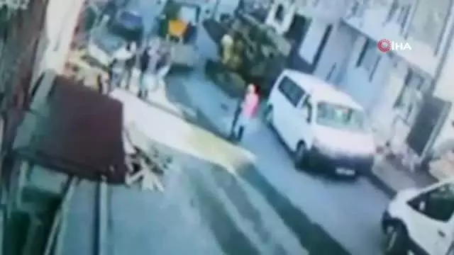 Arnavutköy'de hafriyat alımı sırasında başka bir binanın altındaki toprak kaydı...Panik anları kamerada
