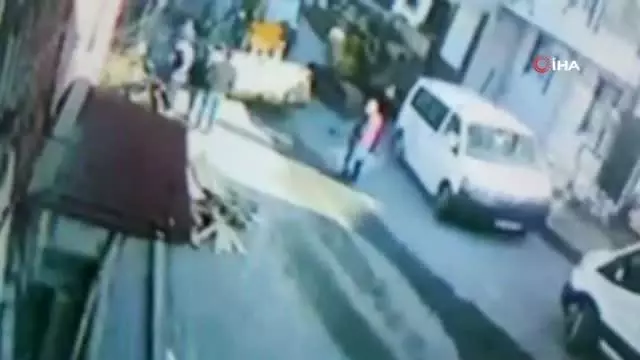 Arnavutköy'de hafriyat alımı sırasında başka bir binanın altındaki toprak kaydı...Panik anları kamerada