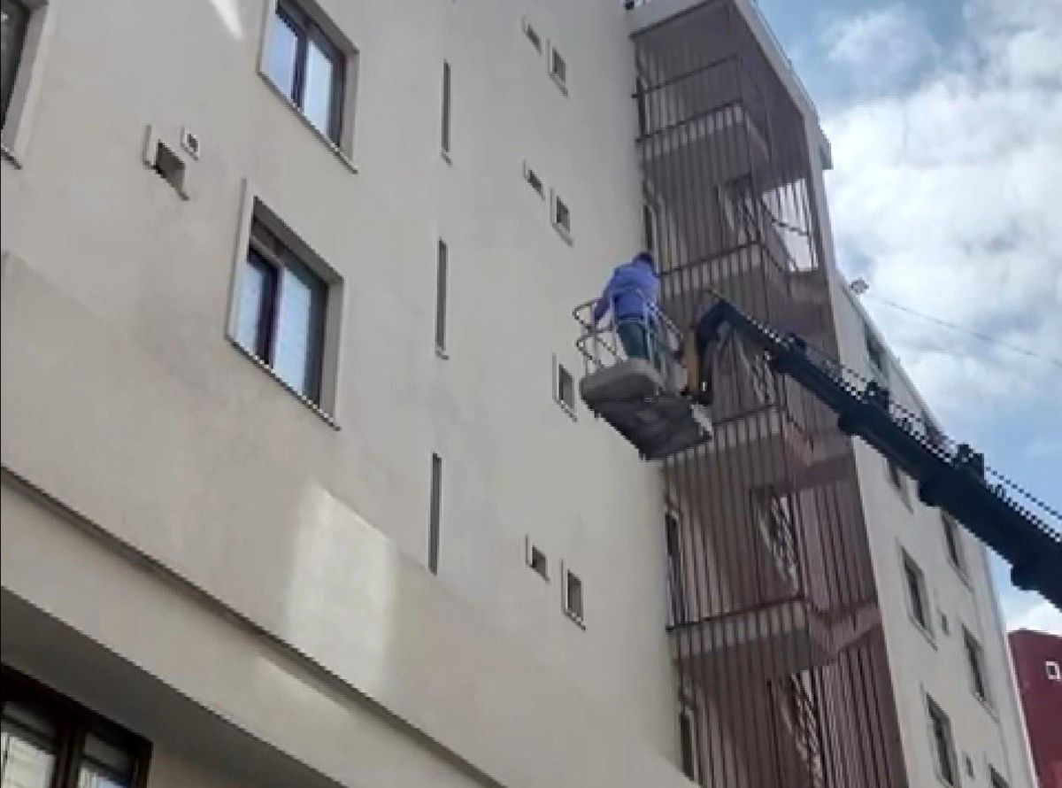 Ne evlilik teklifi ne sevgiliye sürpriz! Vinç kiralayan gencin sebebi çok daha duygusal