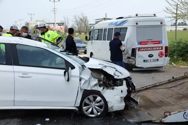 Minibüs ile otomobil çarpıştı: 1 yaralı Minibüs ile otomobil çarpıştı: 1 yaralı
