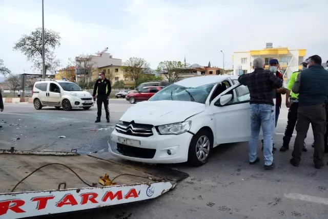 Minibüs ile otomobil çarpıştı: 1 yaralı Minibüs ile otomobil çarpıştı: 1 yaralı