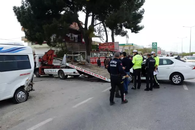 Minibüs ile otomobil çarpıştı: 1 yaralı Minibüs ile otomobil çarpıştı: 1 yaralı