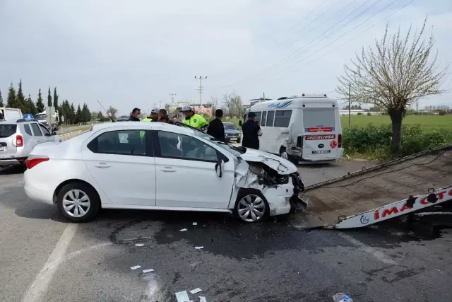 Minibüs ile otomobil çarpıştı: 1 yaralı Minibüs ile otomobil çarpıştı: 1 yaralı