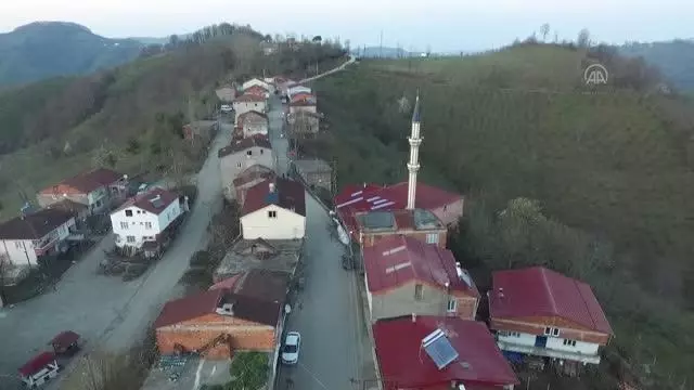 Aynı cadde üzerinde 1 dakika arayla iftar yapıyorlar Aynı cadde üzerinde 1 dakika arayla iftar yapıyorlar