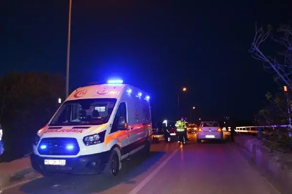 Ayvalık'ta, motosikletle 2 otomobile çarpan aşçı öldü Ayvalık'ta, motosikletle 2 otomobile çarpan aşçı öldü