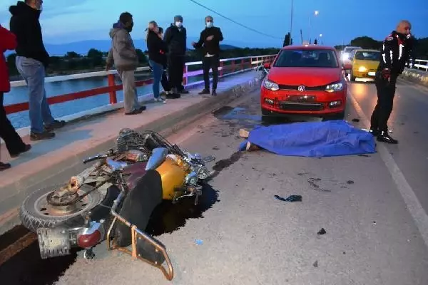 Ayvalık'ta, motosikletle 2 otomobile çarpan aşçı öldü Ayvalık'ta, motosikletle 2 otomobile çarpan aşçı öldü