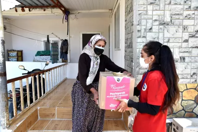 Başkan Erdem, Ramazan'ın ilk günü koli dağıttı Başkan Erdem, Ramazan'ın ilk günü koli dağıttı