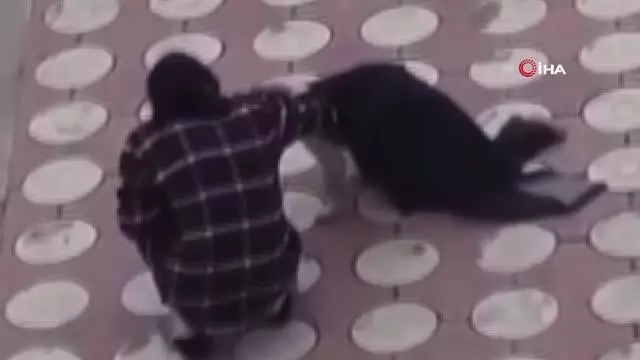 Batman'da duygulandıran hareket...Üşüyen köpeğin üzerine montunu örttü Batman'da duygulandıran hareket...Üşüyen köpeğin üzerine montunu örttü