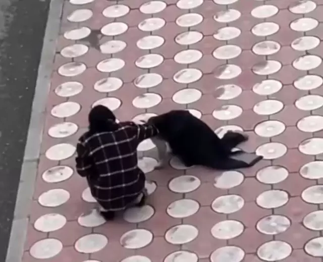 Batman'da duygulandıran hareket...Üşüyen köpeğin üzerine montunu örttü Batman'da duygulandıran hareket...Üşüyen köpeğin üzerine montunu örttü