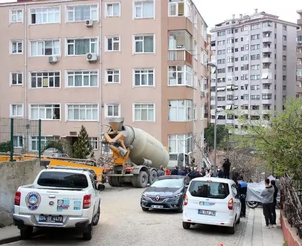 (Beşiktaş'ta beton mikseri 7 katlı binaya çarptı (Beşiktaş'ta beton mikseri 7 katlı binaya çarptı