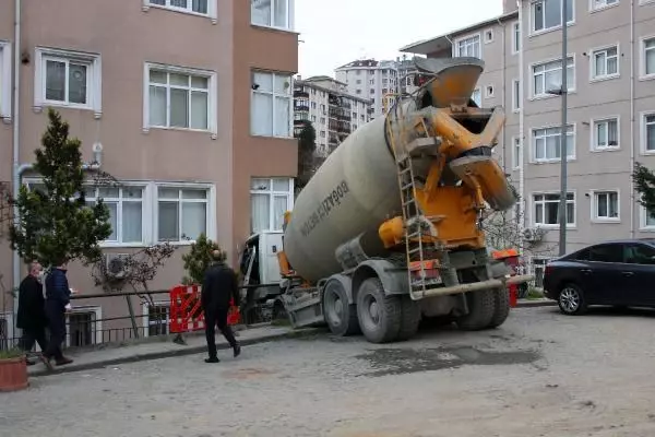 (Beşiktaş'ta beton mikseri 7 katlı binaya çarptı (Beşiktaş'ta beton mikseri 7 katlı binaya çarptı