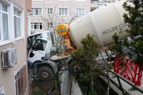 (Beşiktaş'ta beton mikseri 7 katlı binaya çarptı (Beşiktaş'ta beton mikseri 7 katlı binaya çarptı