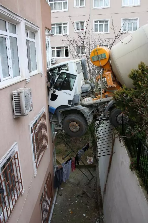 (Beşiktaş'ta beton mikseri 7 katlı binaya çarptı (Beşiktaş'ta beton mikseri 7 katlı binaya çarptı