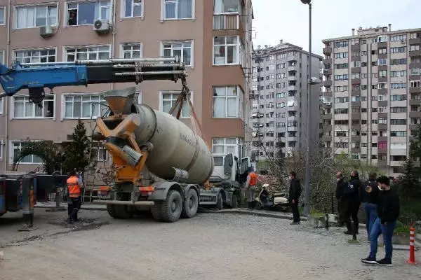 (Beşiktaş'ta beton mikseri 7 katlı binaya çarptı (Beşiktaş'ta beton mikseri 7 katlı binaya çarptı