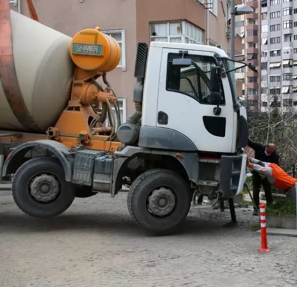 (Beşiktaş'ta beton mikseri 7 katlı binaya çarptı (Beşiktaş'ta beton mikseri 7 katlı binaya çarptı