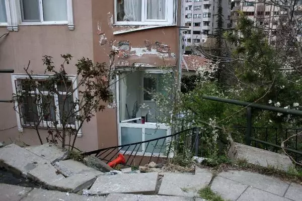 (Beşiktaş'ta beton mikseri 7 katlı binaya çarptı (Beşiktaş'ta beton mikseri 7 katlı binaya çarptı