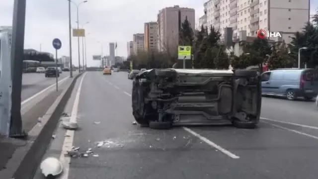 Beylikdüzü'nde kontrolden çıkan otomobil aydınlatma direğine çarpıp devrildi Beylikdüzü'nde kontrolden çıkan otomobil aydınlatma direğine çarpıp devrildi