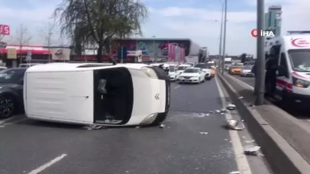 Beylikdüzü'nde kontrolden çıkan otomobil aydınlatma direğine çarpıp devrildi Beylikdüzü'nde kontrolden çıkan otomobil aydınlatma direğine çarpıp devrildi