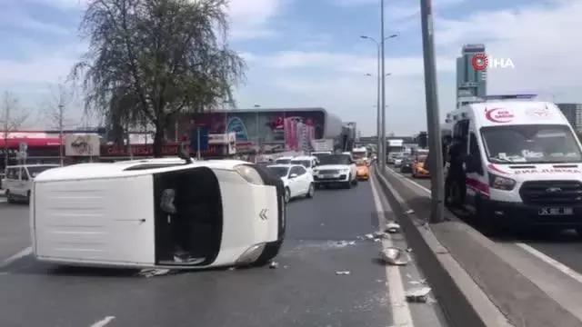 Beylikdüzü'nde kontrolden çıkan otomobil aydınlatma direğine çarpıp devrildi Beylikdüzü'nde kontrolden çıkan otomobil aydınlatma direğine çarpıp devrildi