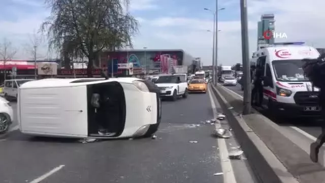 Beylikdüzü'nde kontrolden çıkan otomobil aydınlatma direğine çarpıp devrildi Beylikdüzü'nde kontrolden çıkan otomobil aydınlatma direğine çarpıp devrildi
