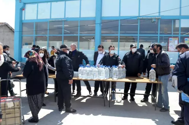 Beylikova'da vatandaşlara ücretsiz dezenfektan dağıtıldı Beylikova'da vatandaşlara ücretsiz dezenfektan dağıtıldı