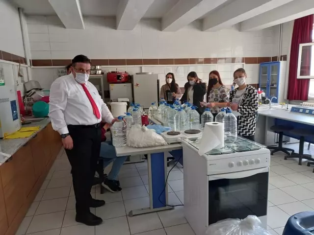 Beylikova'da vatandaşlara ücretsiz dezenfektan dağıtıldı Beylikova'da vatandaşlara ücretsiz dezenfektan dağıtıldı