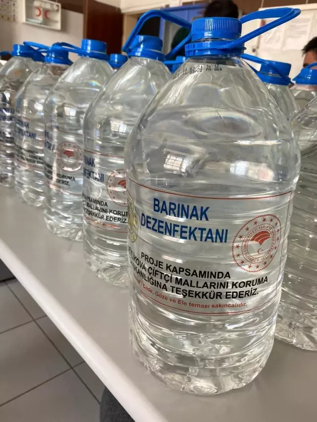 Beylikova'da vatandaşlara ücretsiz dezenfektan dağıtıldı Beylikova'da vatandaşlara ücretsiz dezenfektan dağıtıldı