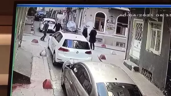 BEYOĞLU'NDA TARTIŞTIĞI KİŞİYİ BIÇAKLADI: O ANLAR KAMERADA BEYOĞLU'NDA TARTIŞTIĞI KİŞİYİ BIÇAKLADI: O ANLAR KAMERADA