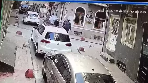 BEYOĞLU'NDA TARTIŞTIĞI KİŞİYİ BIÇAKLADI: O ANLAR KAMERADA BEYOĞLU'NDA TARTIŞTIĞI KİŞİYİ BIÇAKLADI: O ANLAR KAMERADA