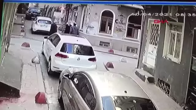 BEYOĞLU'NDA TARTIŞTIĞI KİŞİYİ BIÇAKLADI: O ANLAR KAMERADA BEYOĞLU'NDA TARTIŞTIĞI KİŞİYİ BIÇAKLADI: O ANLAR KAMERADA