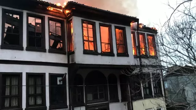 Bursa'da korkutan yangın: 1 kişi dumandan etkilendi, onlarca kedi kurtarıldı Bursa'da korkutan yangın: 1 kişi dumandan etkilendi, onlarca kedi kurtarıldı