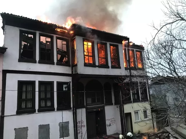 Bursa'da korkutan yangın: 1 kişi dumandan etkilendi, onlarca kedi kurtarıldı Bursa'da korkutan yangın: 1 kişi dumandan etkilendi, onlarca kedi kurtarıldı