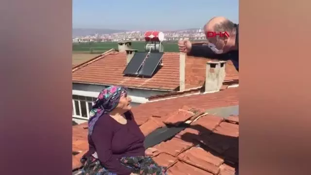 BURSA YAŞLI KADIN ONARIM İÇİN ÇATIYA ÇIKTI, İNTİHARA KALKIŞTIĞI SANILDI