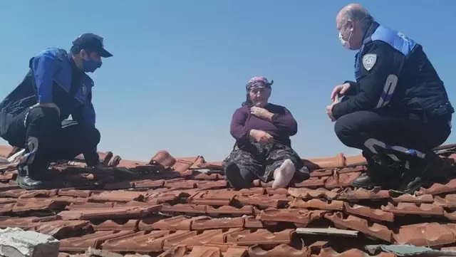 Çatıya çıkan yaşlı kadın polisi harekete geçirdi! Altından intihar değil hastalık çıktı Çatıya çıkan yaşlı kadın polisi harekete geçirdi! Altından intihar değil hastalık çıktı