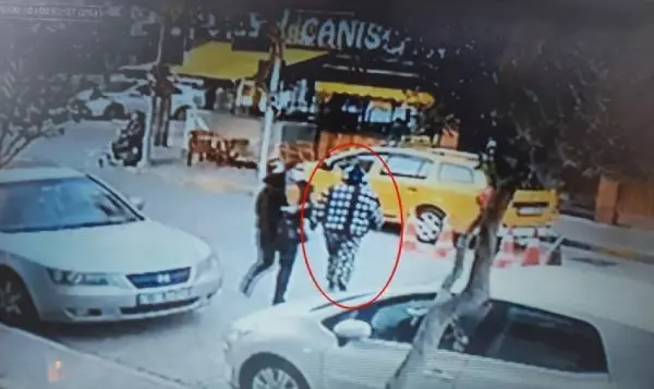 İZMİR ÇAYINI BİTİRİP, KAÇIRILAN TAKSİSİNİN PEŞİNE DÜŞTÜ İZMİR ÇAYINI BİTİRİP, KAÇIRILAN TAKSİSİNİN PEŞİNE DÜŞTÜ
