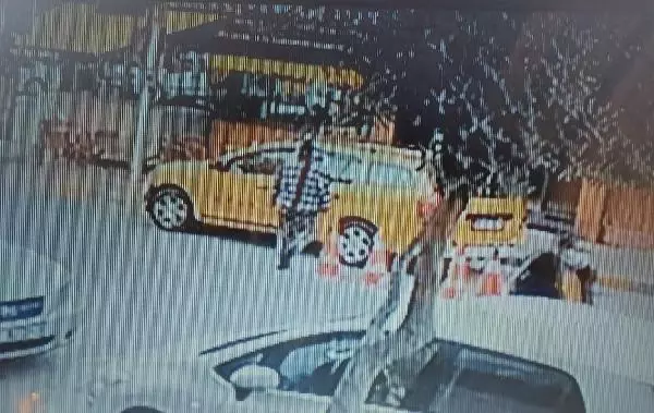 İZMİR ÇAYINI BİTİRİP, KAÇIRILAN TAKSİSİNİN PEŞİNE DÜŞTÜ İZMİR ÇAYINI BİTİRİP, KAÇIRILAN TAKSİSİNİN PEŞİNE DÜŞTÜ