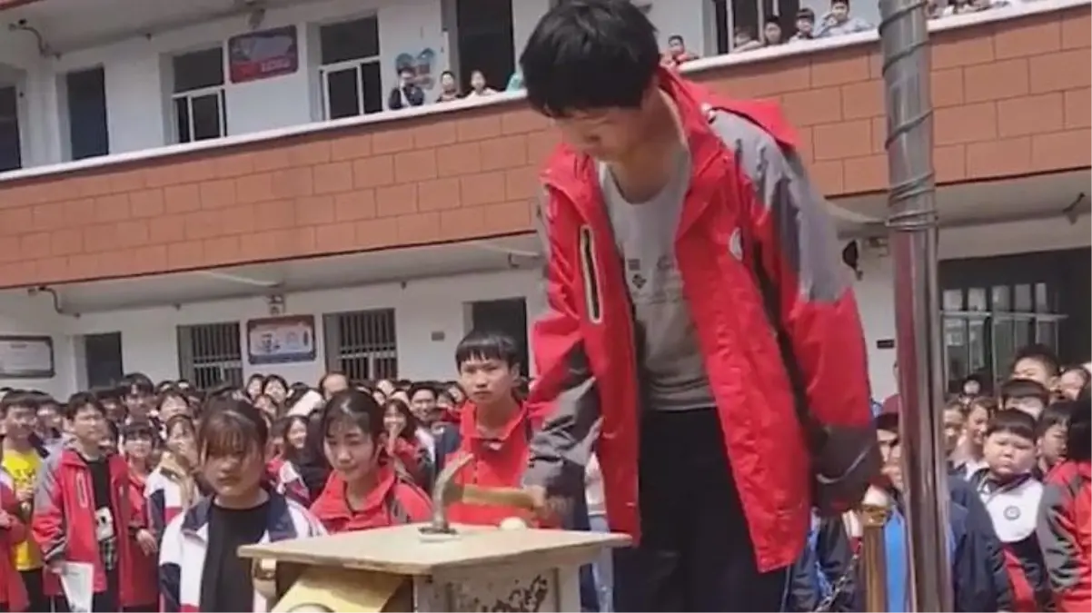 Okulda akılalmaz olay! Öğrencilere çekiçle telefonlarını böyle parçalattılar